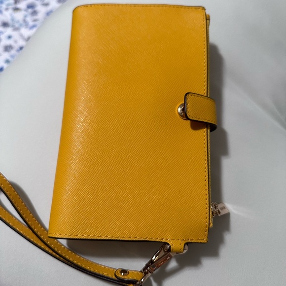 Michael Kors Travel Jet Set Tech Wallet - Picture 4 of 11